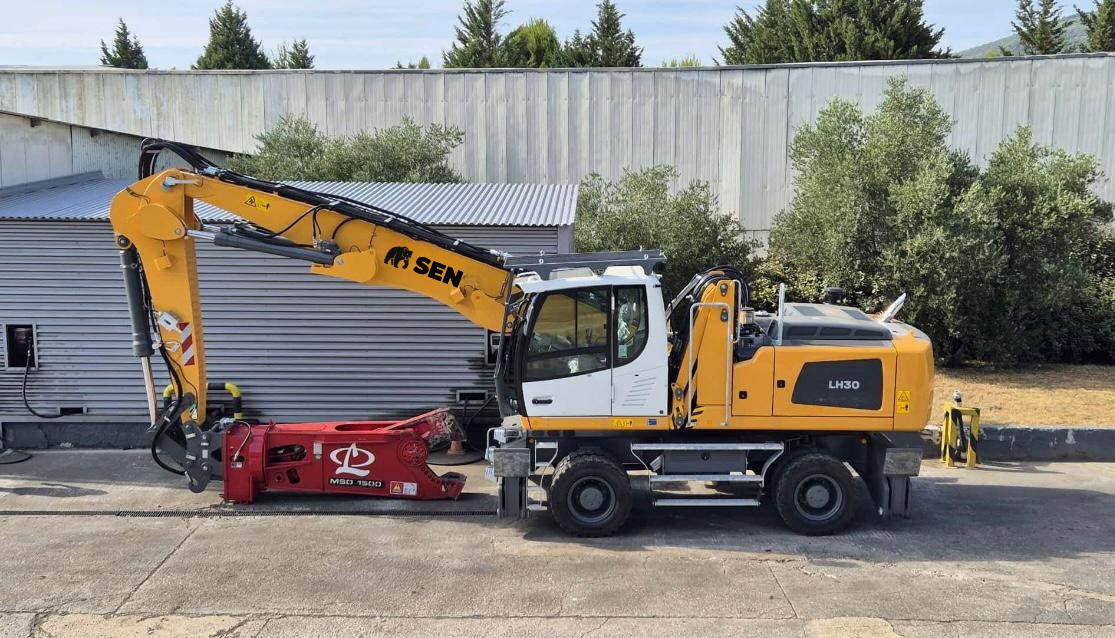 SEN incorpora una excavadora de manipulación y una prensa estática para optimizar la gestión de chatarra y cartón
